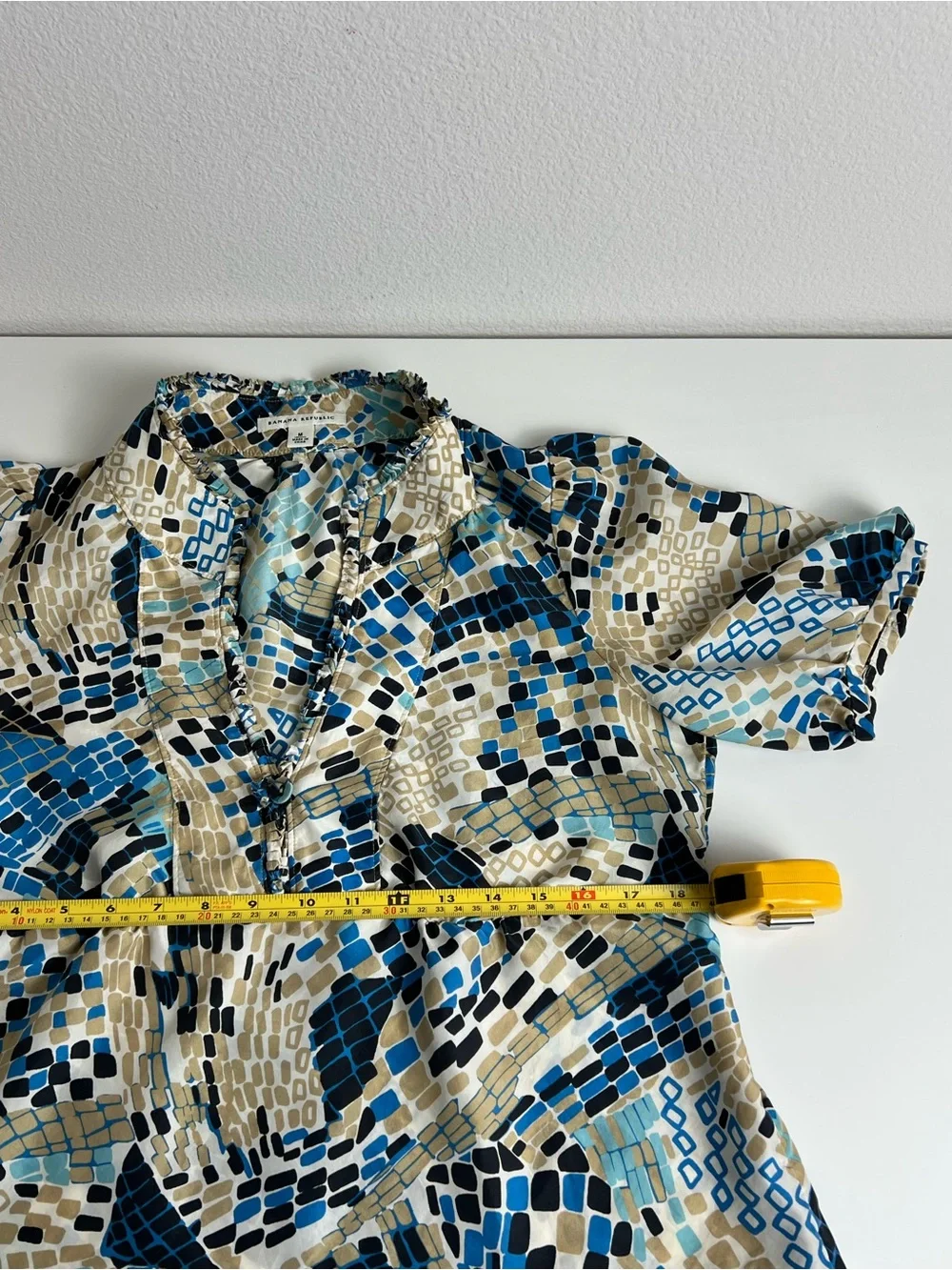 Banana Republic Quiet Luxury 100% Silk Abstract Print Artsy Y2K Blouse Academia